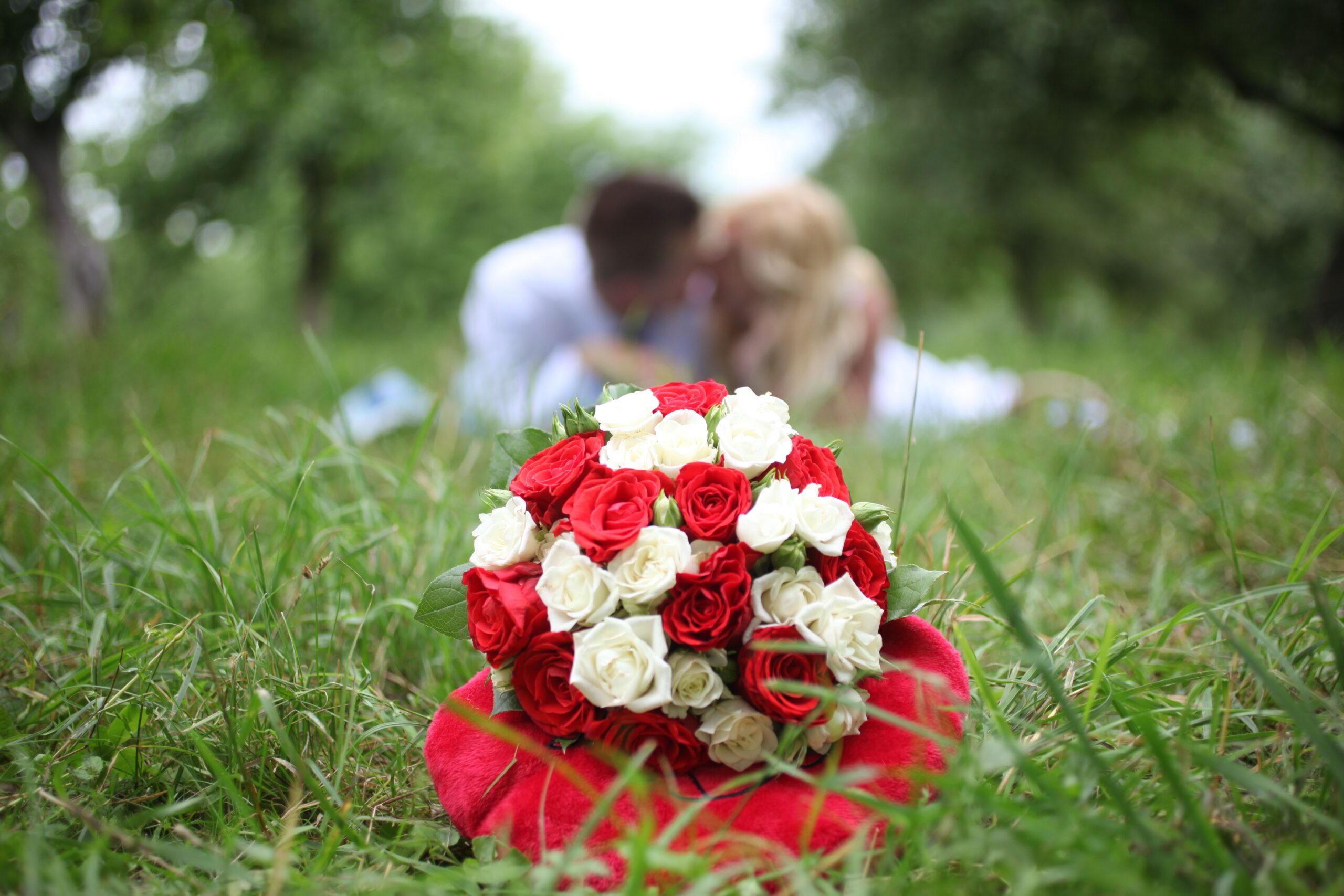 10 Jahre verheiratet: Bedeutung, Glückwünsche und Tipps für die perfekte Rosenhochzeit